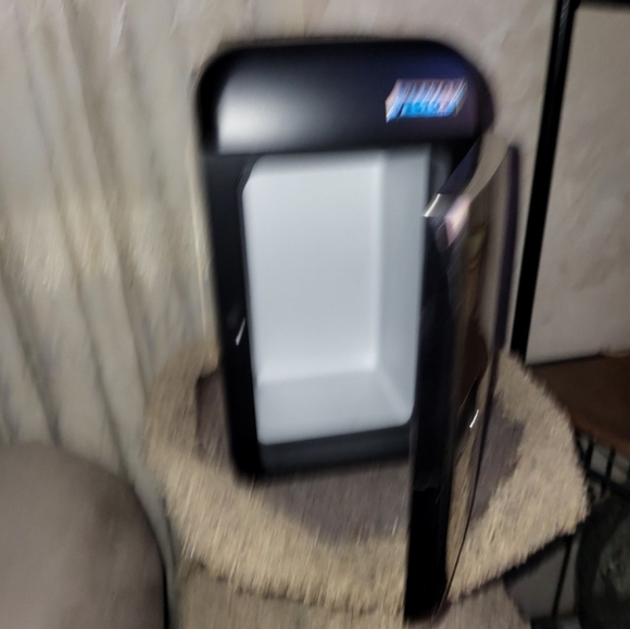 Vector Mini Fridge Cooler/Warmer - Picture 2 of 11